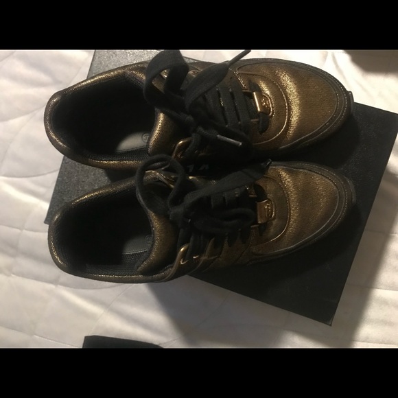 Chanel black and gold sneaker - Picture 3 of 5